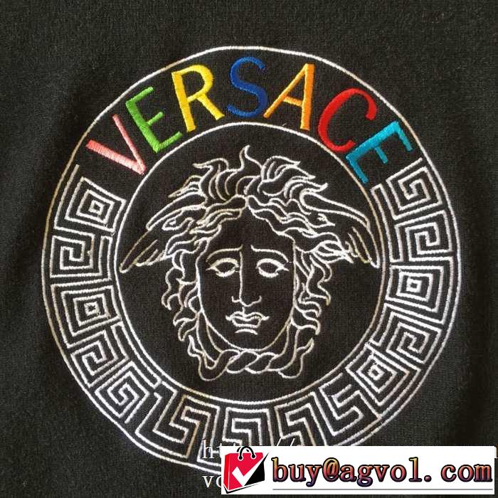 ヴェルサーチ VERSACE プルオーバーパーカー 2色可選 【2019秋冬】の注目トレンド オシャレスタイルが今年流