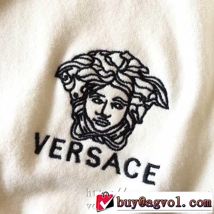2019秋冬最重要アイテム サイズのよさを感じる新作 ヴェルサーチ VERSACE プルオーバーパーカー 2色可選