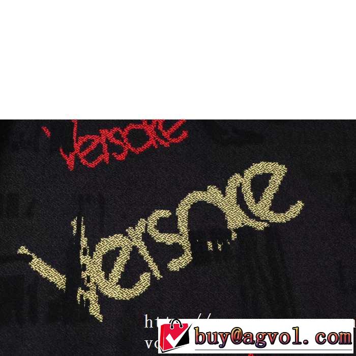 プルオーバーパーカー ヴェルサーチ VERSACE 人気ブランドの新作秋冬トレンド 秋服コーデ2019年版