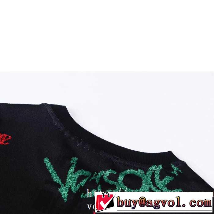 プルオーバーパーカー ヴェルサーチ VERSACE 人気ブランドの新作秋冬トレンド 秋服コーデ2019年版