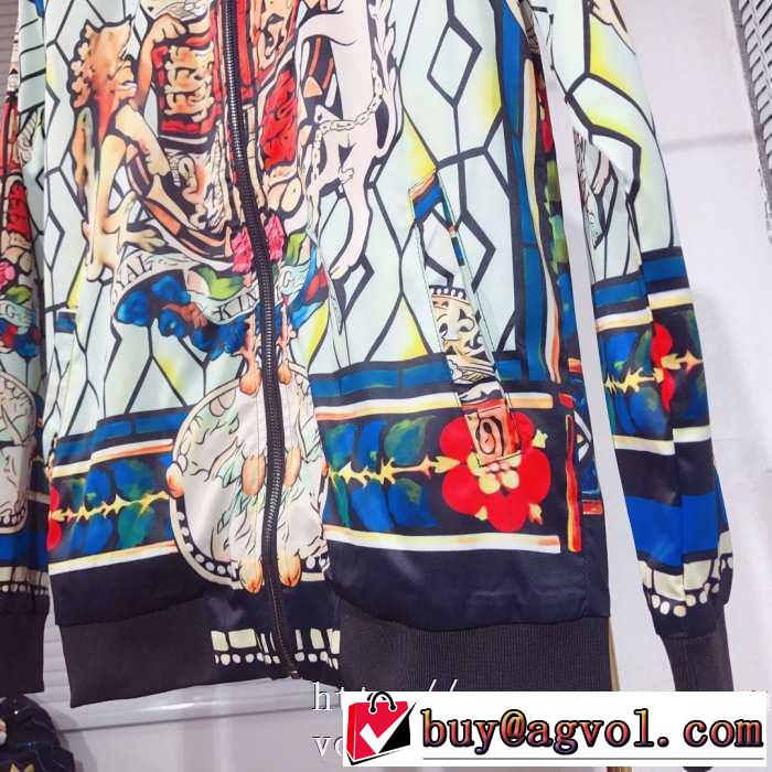 ブルゾン ヴェルサーチ VERSACE 着心地もなめらかで快適 最新秋冬トレンドをチェック！2019-20秋冬
