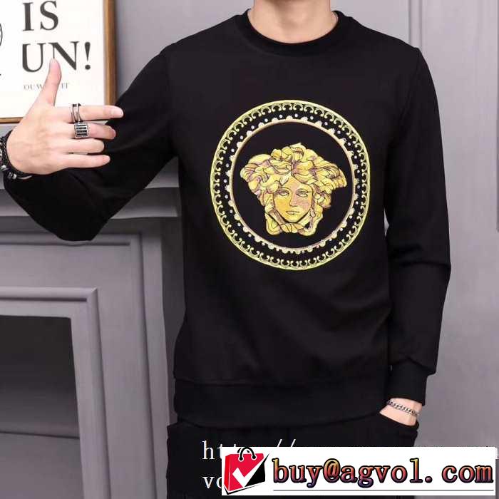 プルオーバーパーカー 2019秋のファッショントレンドはこれ おしゃれに秋を迎えるために ヴェルサーチ VERSACE