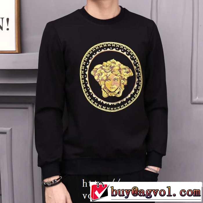 プルオーバーパーカー 2019秋のファッショントレンドはこれ おしゃれに秋を迎えるために ヴェルサーチ VERSACE