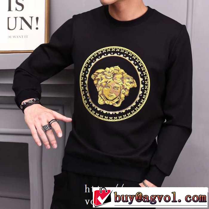 プルオーバーパーカー 2019秋のファッショントレンドはこれ おしゃれに秋を迎えるために ヴェルサーチ VERSACE