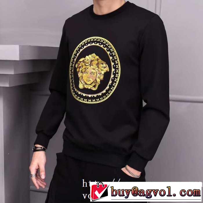 プルオーバーパーカー 2019秋のファッショントレンドはこれ おしゃれに秋を迎えるために ヴェルサーチ VERSACE