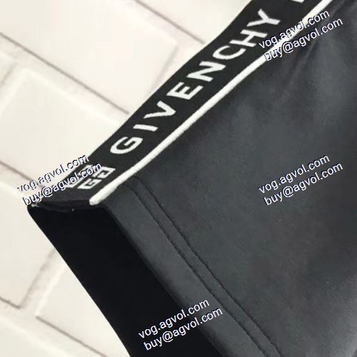  ジバンシィブランド コピー上品な輝きを放つ形  GIVENCHYブランド コピー 動きやすさの叶えた 2020AWデニムパンツ