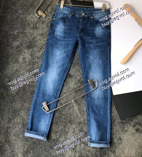  絶妙なルーズ感  デニムパンツ VERSACEコピー偽物 スタイリッシュな印象  2020AW ヴェルサーチコピー代引