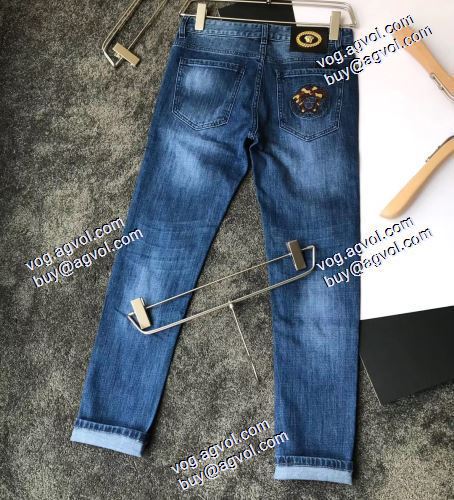  絶妙なルーズ感  デニムパンツ VERSACEコピー偽物 スタイリッシュな印象  2020AW ヴェルサーチコピー代引