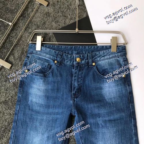  絶妙なルーズ感  デニムパンツ VERSACEコピー偽物 スタイリッシュな印象  2020AW ヴェルサーチコピー代引