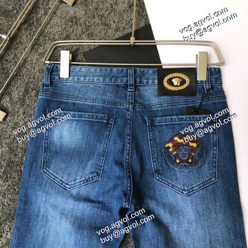  絶妙なルーズ感  デニムパンツ VERSACEコピー偽物 スタイリッシュな印象  2020AW ヴェルサーチコピー代引 