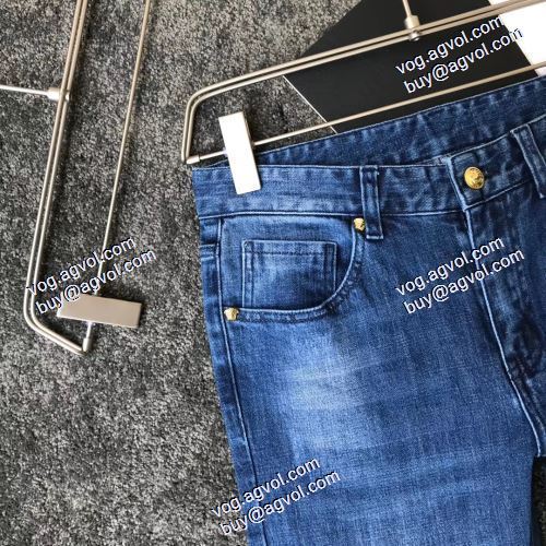  絶妙なルーズ感  デニムパンツ VERSACEコピー偽物 スタイリッシュな印象  2020AW ヴェルサーチコピー代引
