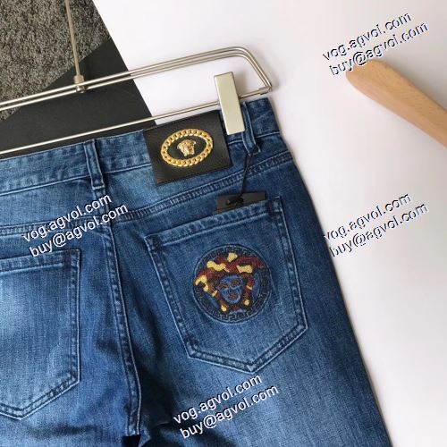  絶妙なルーズ感  デニムパンツ VERSACEコピー偽物 スタイリッシュな印象  2020AW ヴェルサーチコピー代引