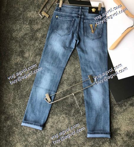  超目玉 VERSACEコピー偽物 窮屈感はゼロ 2020AW デニムパンツ  ヴェルサーチコピー代引