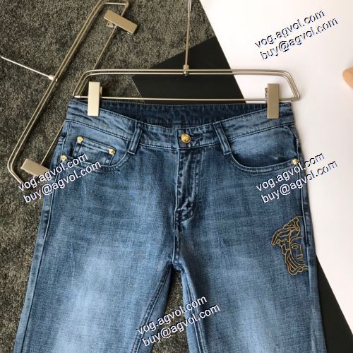  超目玉 VERSACEコピー偽物 窮屈感はゼロ 2020AW デニムパンツ  ヴェルサーチコピー代引