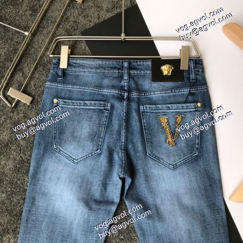  超目玉 VERSACEコピー偽物 窮屈感はゼロ 2020AW デニムパンツ  ヴェルサーチコピー代引