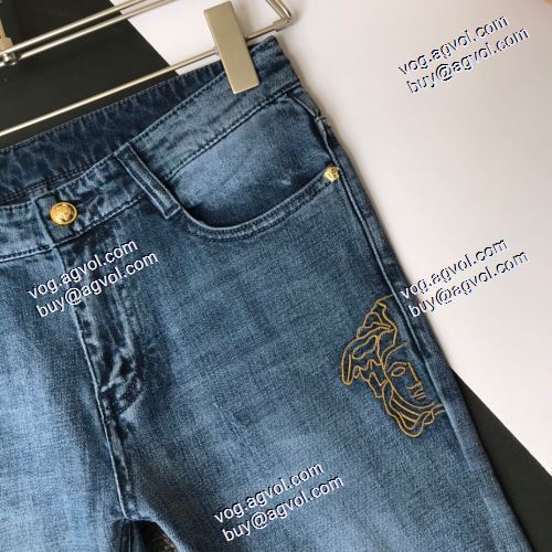  超目玉 VERSACEコピー偽物 窮屈感はゼロ 2020AW デニムパンツ  ヴェルサーチコピー代引