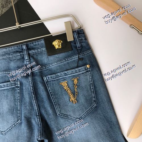  超目玉 VERSACEコピー偽物 窮屈感はゼロ 2020AW デニムパンツ  ヴェルサーチコピー代引 