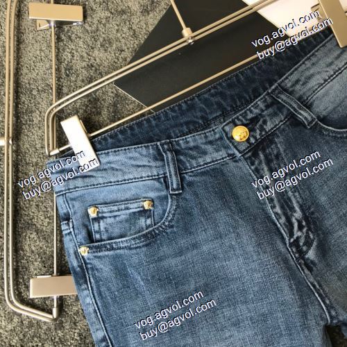  超目玉 VERSACEコピー偽物 窮屈感はゼロ 2020AW デニムパンツ  ヴェルサーチコピー代引