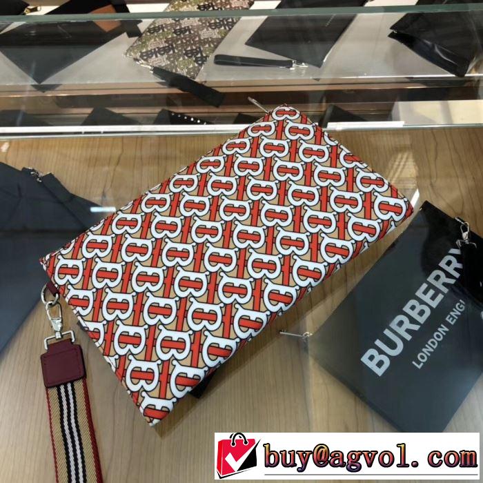 ポーチ   バーバリー限定アイテムが登場  BURBERRY 通勤通学どちらでも使え