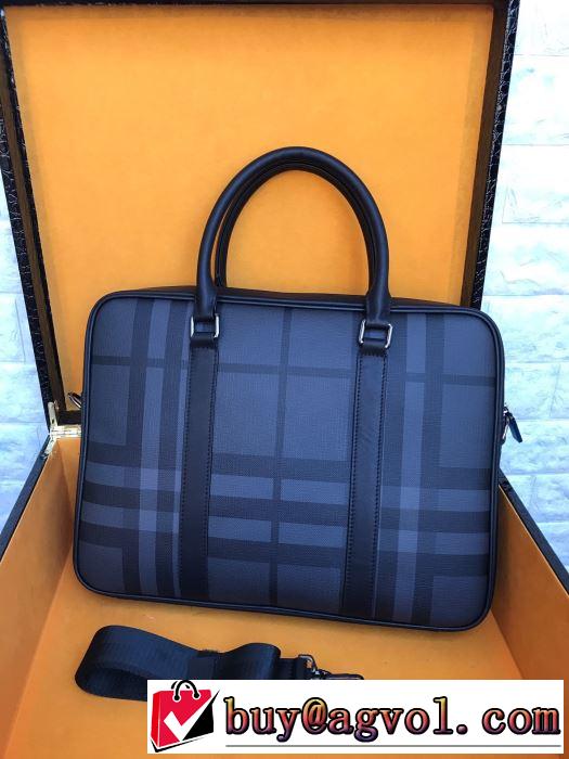 コーデの完成度を高める ハンドバッグ  この時期の一番人気は バーバリー BURBERRY