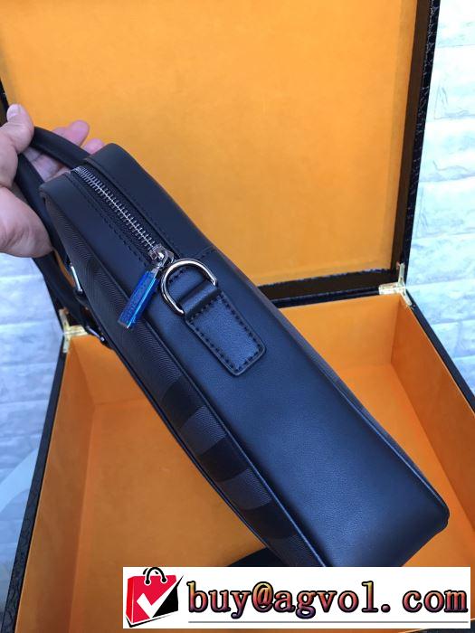 コーデの完成度を高める ハンドバッグ  この時期の一番人気は バーバリー BURBERRY