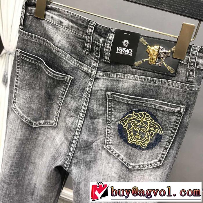 おしゃれ刷新に役立つ ヴェルサーチエレガントな雰囲気 VERSACE ジーンズ おしゃれな人が持っている