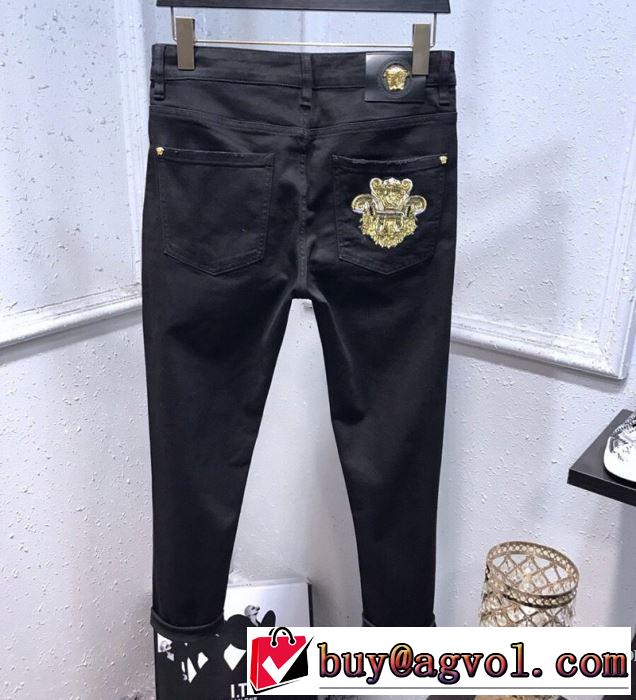普段使いにも最適なアイテム ジーンズ ストリート感あふれ ヴェルサーチVERSACE