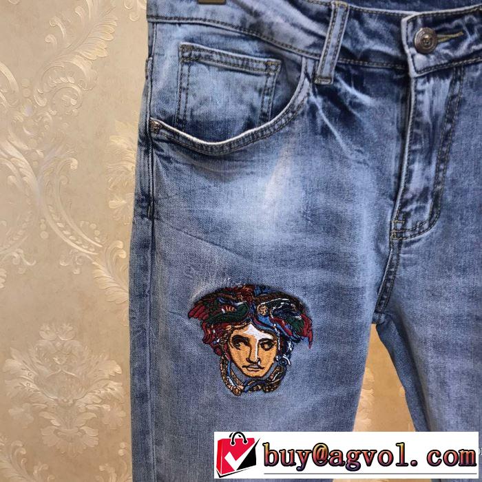 限定アイテムが登場 ジーンズ 通勤通学どちらでも使え ヴェルサーチVERSACE 一目惚れ級に