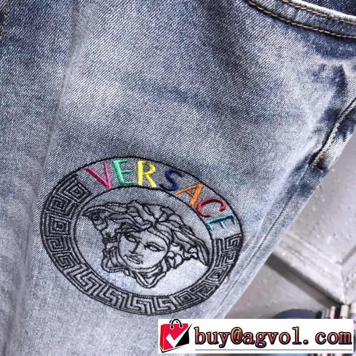 ヴェルサーチ 絶対に見逃せない VERSACE ジーンズ 20SS☆送料込 普段のファッション
