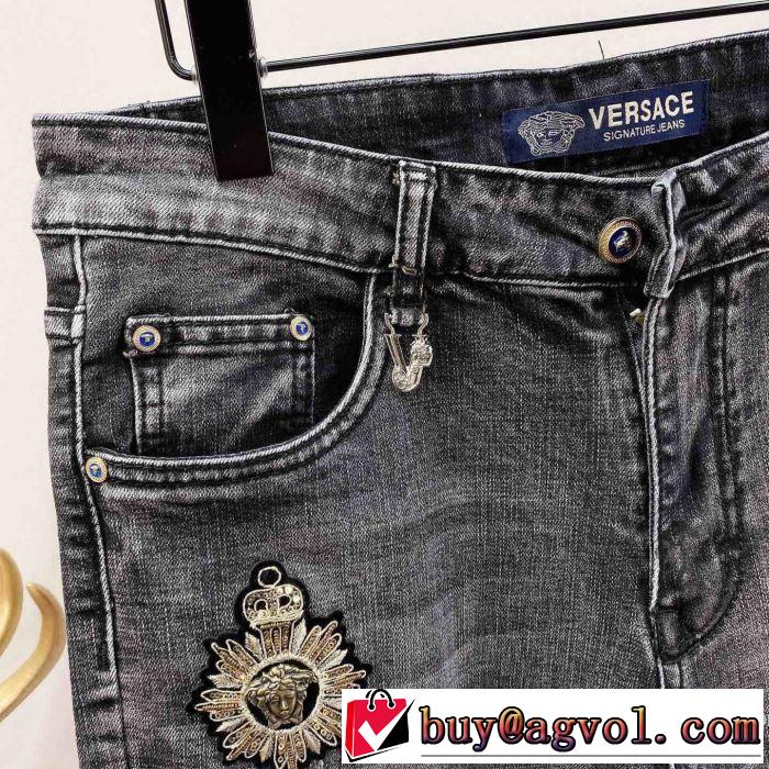 普段使いにも最適なアイテム ジーンズ ストリート感あふれ ヴェルサーチVERSACE
