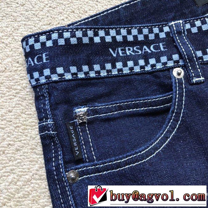 ヴェルサーチ大人気のブランドの新作 VERSACE 取り入れやすい ジーンズ 確定となる上品