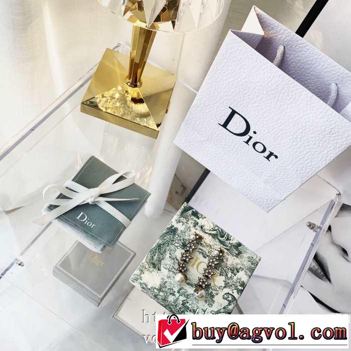 イヤリング  有名ブランドです ディオール着こなしを楽しむ  DIOR 限定品が登場