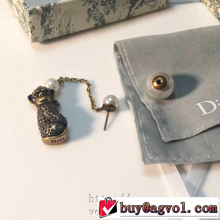 シンプルなファッション イヤリング  この時期の一番人気は ディオール DIOR  2020モデル