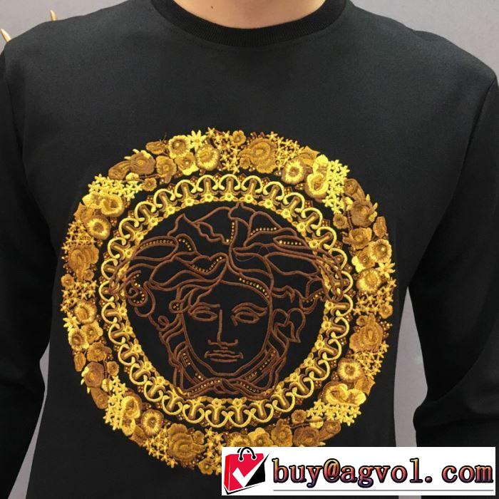 ヴェルサーチ 上下セット おしゃれなファッションコーデ 2019秋冬トレンド押さえておきたい VERSACE