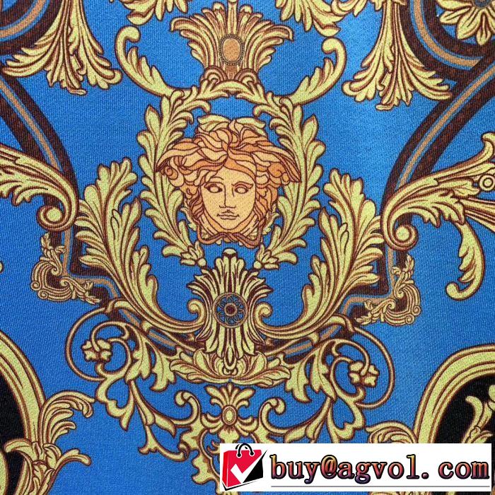 プルオーバーパーカー 2019秋冬最重要アイテム VERSACE ヴェルサーチ  防寒性も抜群