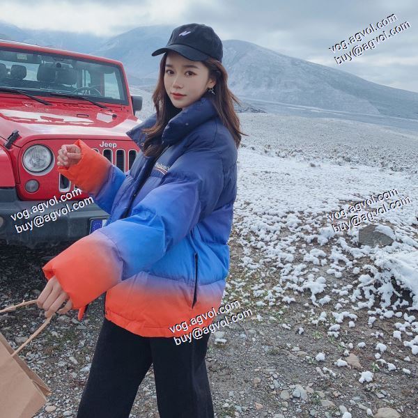 バレンシアガ BALENCIAGA 2020秋冬 ダウンジャケット 耐久性のある バレンシアガコピーブランド 虹のスタンドカラーのダウンジャケット
