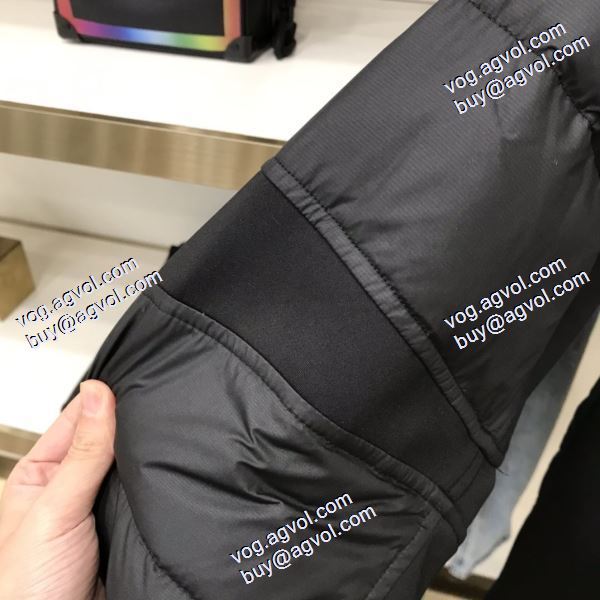 2020秋冬 値下げ！ カナダグース Canada Goose 軽量ダウン 撥水加工の施された カナダグースコピー