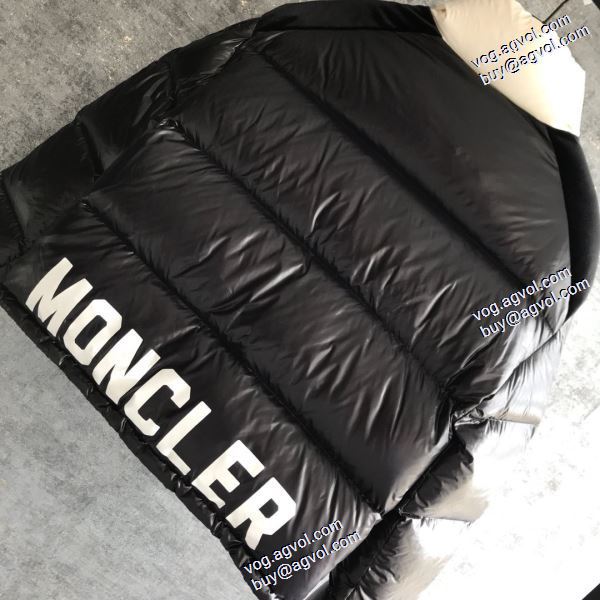 お洒落に魅せる 2020AW ダウンジャケット メンズ MONCLERブランドコピー 寒い季節にピッタリの一枚
