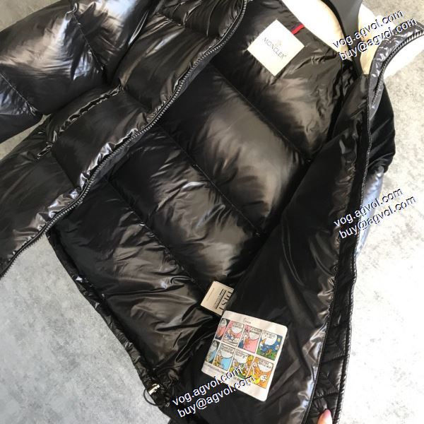お洒落に魅せる 2020AW ダウンジャケット メンズ MONCLERブランドコピー 寒い季節にピッタリの一枚