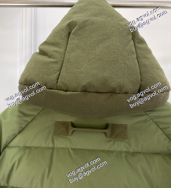 ダウンジャケット MONCLER モンクレール ブランドスーパーコピー 大絶賛の履き心地! 2020秋冬 厳しい寒さに耐える
