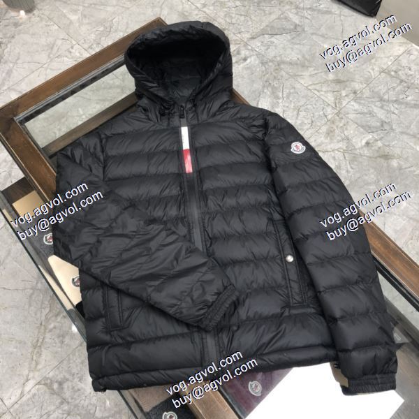 モンクレールコピー 防寒具としての機能もバッチリ 上品な輝きを放つ形 MONCLER 2020秋冬 軽量ダウンジャケット 3色可選