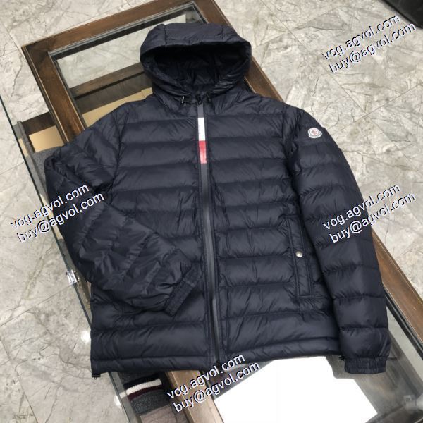 モンクレールコピー 防寒具としての機能もバッチリ 上品な輝きを放つ形 MONCLER 2020秋冬 軽量ダウンジャケット 3色可選