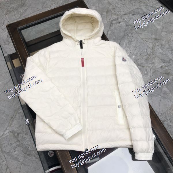 モンクレールコピー 防寒具としての機能もバッチリ 上品な輝きを放つ形 MONCLER 2020秋冬 軽量ダウンジャケット 3色可選