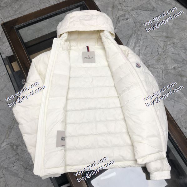 モンクレールコピー 防寒具としての機能もバッチリ 上品な輝きを放つ形 MONCLER 2020秋冬 軽量ダウンジャケット 3色可選
