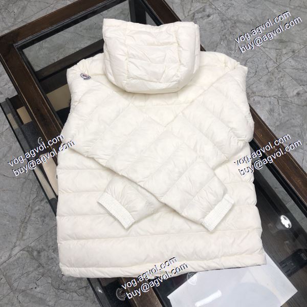 モンクレールコピー 防寒具としての機能もバッチリ 上品な輝きを放つ形 MONCLER 2020秋冬 軽量ダウンジャケット 3色可選