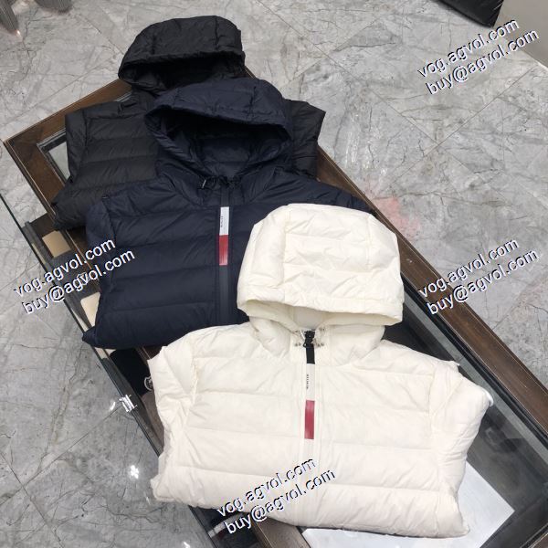 モンクレールコピー 防寒具としての機能もバッチリ 上品な輝きを放つ形 MONCLER 2020秋冬 軽量ダウンジャケット 3色可選