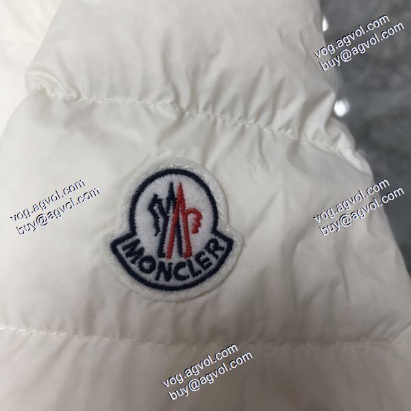 モンクレールコピー 防寒具としての機能もバッチリ 上品な輝きを放つ形 MONCLER 2020秋冬 軽量ダウンジャケット 3色可選