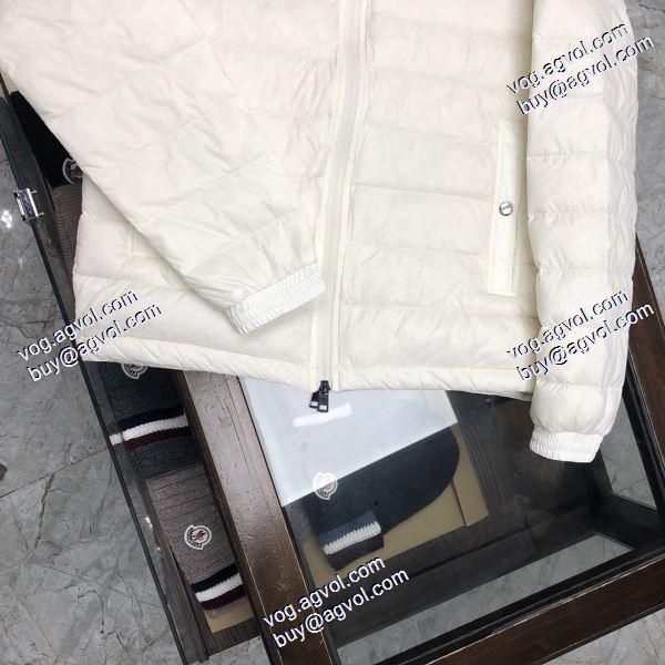 モンクレールコピー 防寒具としての機能もバッチリ 上品な輝きを放つ形 MONCLER 2020秋冬 軽量ダウンジャケット 3色可選