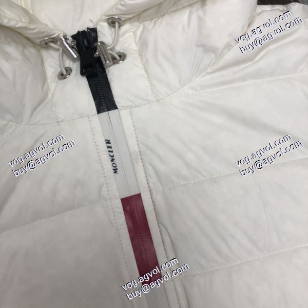 モンクレールコピー 防寒具としての機能もバッチリ 上品な輝きを放つ形 MONCLER 2020秋冬 軽量ダウンジャケット 3色可選