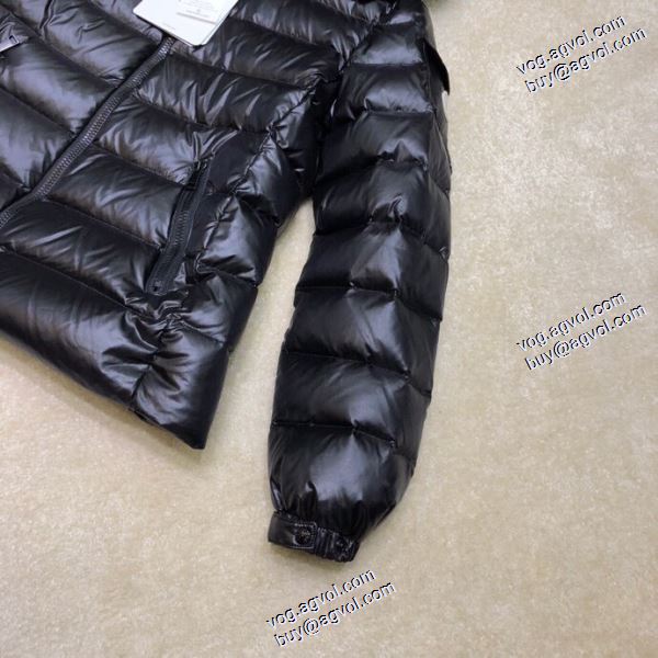 肌触り柔らかく MONCLERブランドスーパーコピー  2020AW 落ち着いた感覚 ダウンジャケット
